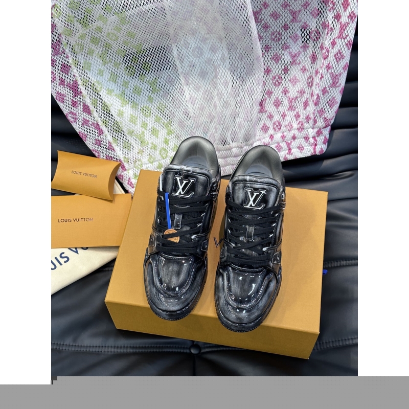 l**is V*t*n sneakers